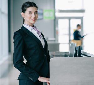 Als Reinhold Schmied die Lady am Desk erblickte, dachte er nicht mehr an die Türkei-Warnung des Auswärtigen Amts. Er wusste nicht mal mehr, was das war. (#2)