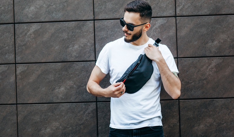 Bauchtasche in den Koffer packen, damit werden wichtige Dokumente und Geld nah am Körper getragen und sind beim Landgang vor Dieben gesichert.