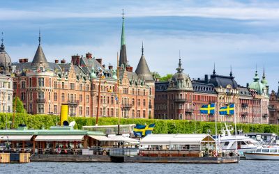 Der Strandvagen in Stockholm ist der perfekte Ort für eine kleine Pause während deiner Stadterkundung, hier kannst du inmitten einer idyllischen Oase mit fantastischer Aussicht entspannen. (Foto: AdobeStock - Mistervlad 282083606)