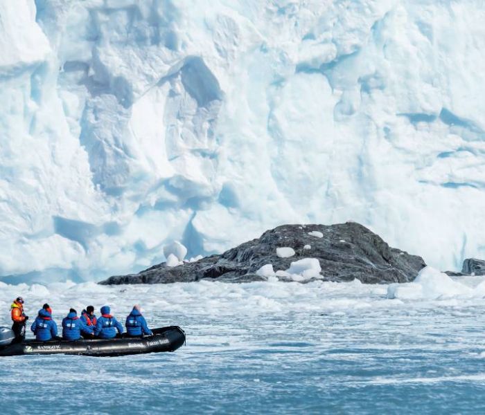 Mithilfe von 17 Zodiac-Schlauchbooten an Bord können Anlandungen in abgelegenen Expeditionsgebieten unabhängig von Häfen durchgeführt werden. (Foto: Hapag-Lloyd Cruises)